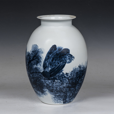 中国陶瓷美术大师 聂乐春作品 青花瓷瓶《鹰》