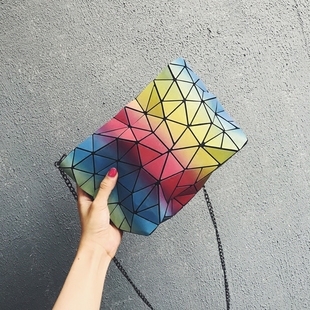 德國買gucci幾折 幾何菱格包包女2020新款潮韓國學生變色彩虹包鐳射折疊單肩鏈條包 gucci打折