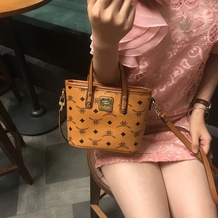 burberry托特包餃子包 女包包夏季迷你包包托特包印花餃子包女斜挎潮2020新款包包手提包 burberry托特包2020