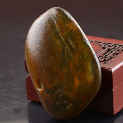 和田玉籽料原石 石包玉红沁皮手把件 268克