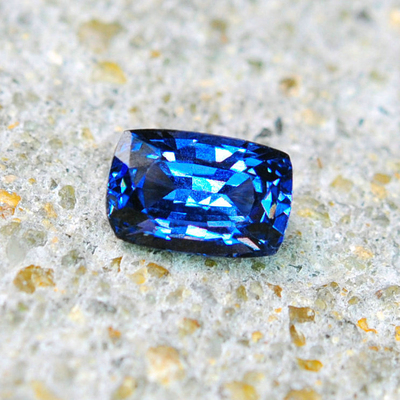 实物实拍 重1.85克拉无烧蓝色尖晶石 收藏价值高 带国家检测证书