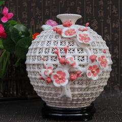 景德镇陶瓷 手工编织花瓶 现代工艺品瓷雕摆件 梅花小天地方圆瓶
