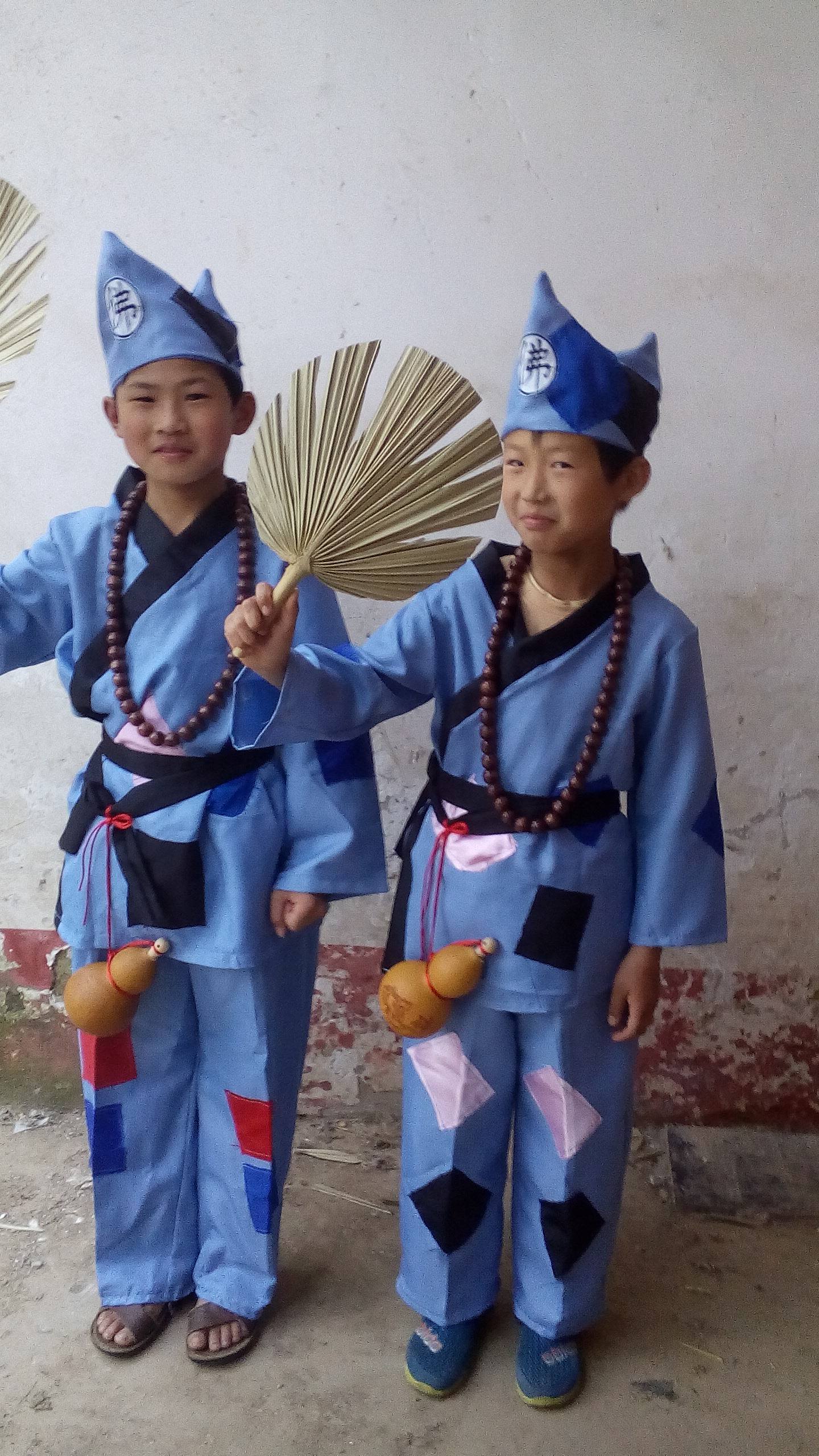 新款十一表演服儿童活佛济公演出服叫花子乞丐服装小济公服装佛珠