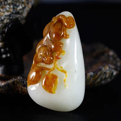 省级玉雕大师董学中作品 和田玉籽料白玉灵猴献桃挂件79.910g