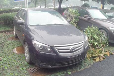 【第一次拍卖】浙d3536w比亚迪牌qcj7153a5黑色小型轿车一辆