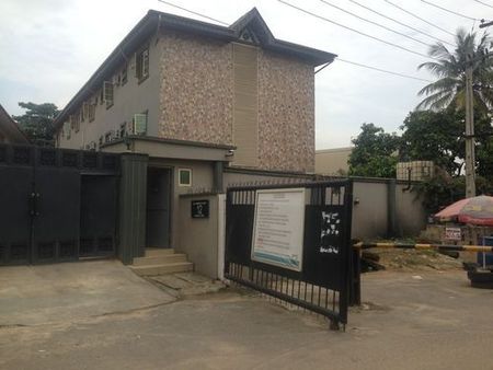 劳伦斯庭院套房酒店