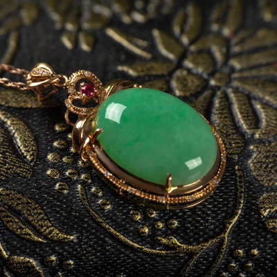 18k金镶钻冰糯种满苹果绿翡翠蛋面吊坠3.83g