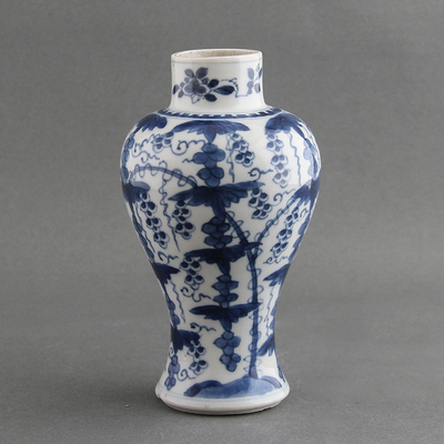 清康熙青花葡萄纹鸡腿瓶