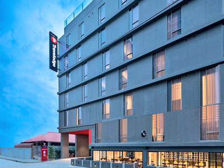 旅游山林小屋素坤逸11号酒店