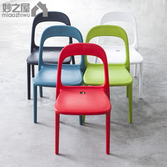北欧休闲塑料椅靠背餐椅时尚简约现代设计师椅子个性洽谈会议椅子