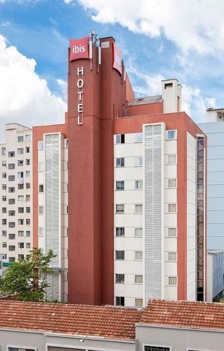 库里提巴市中心宜必思酒店