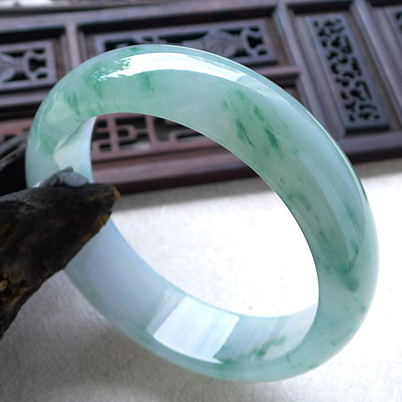 芙蓉种a货翡翠57mm飘花宽边手镯73.79g