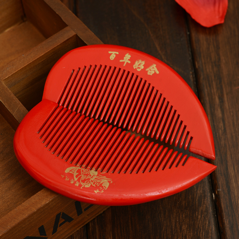 结婚婚庆对梳红色爱心形木梳一对新娘陪嫁品随身桃木梳子包邮在类目 家庭/个人清洁工具, 个人洗护清洁用具, 梳子/便携用镜, 梳子/化妆梳/按摩梳中 - 来自Buy2taobao.com提供专业的淘宝代购服务