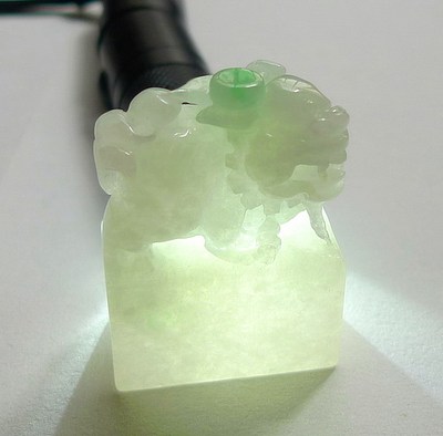 天然缅甸a货-老种淡绿精雕招财貔貅印章 57.31克