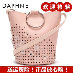 普拉達男包品質如何 Daphne 達芙妮新品質感金屬圓環手提斜挎女包 甜美花朵鏤空水桶包 普拉達男包