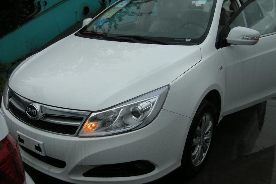 【第一次拍卖】比亚迪速锐轿车(qcj7150w)新车