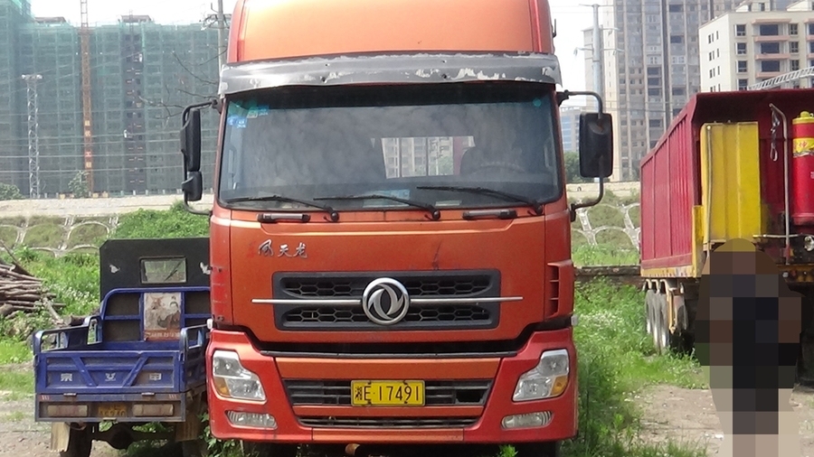 【第一次拍卖】车牌为湘e17491的东风牌牵引车和车牌为湘e2700挂的