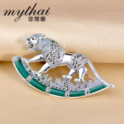 Very cute little Thai natural green agate chest female Panther brooch vintage pin brooch jewelry grade Korea accessories