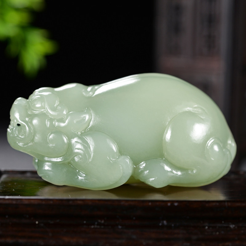 和田玉苏工沙枣青貔貅把件117.42克