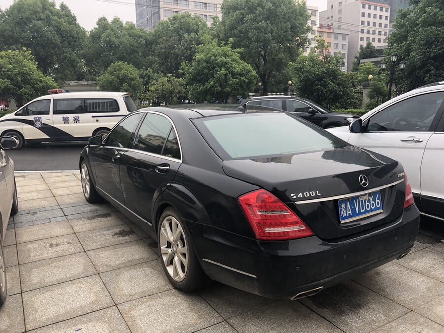 梅赛德斯-奔驰3498cc小型轿车一辆(车牌号湘avd666)