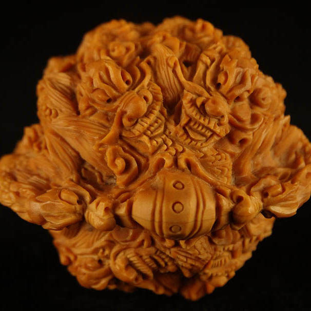 8x4.1x4.0cm 每一颗核桃都刻有九条龙《九龙戏珠》须氏作品
