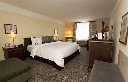 Le St-Martin Hotel and Suites Laval