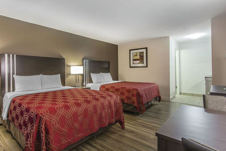 Econo Lodge & Suites