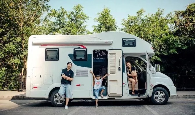 后八轮拖挂车改房车图片_拖挂房车租赁_房车拖挂租赁