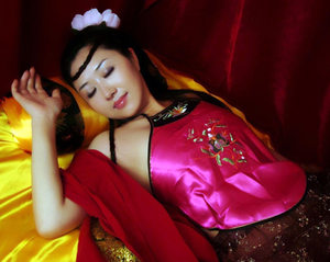 刺绣肚兜牡丹图片