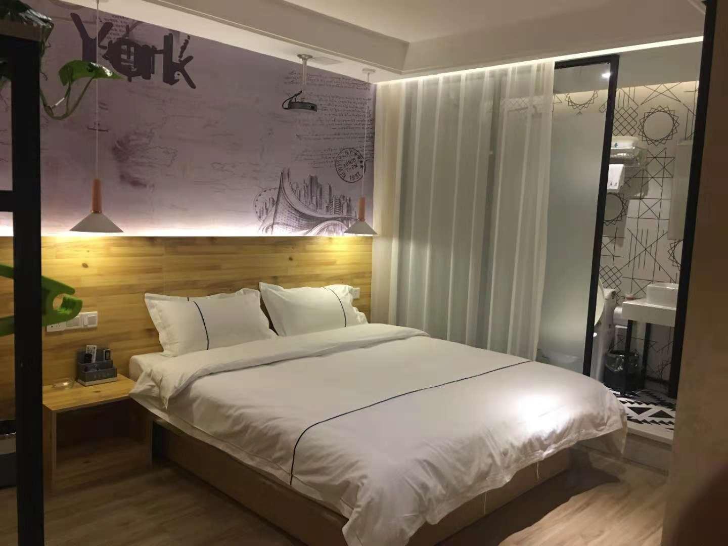 长沙喜月轻奢客栈(同发店)商务大床电影房
