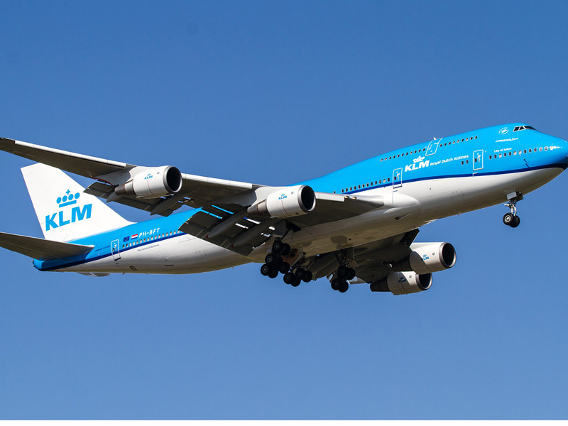 乘坐荷兰皇家航空公司的豪华客机经阿姆转机,于当天抵达瑞典首都斯德