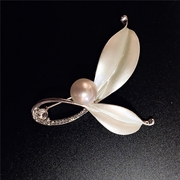 Good Japanese and Korean faux Pearl brooch corsage Korea jewelry fashion Lady suit Korean version of the PIN clasp