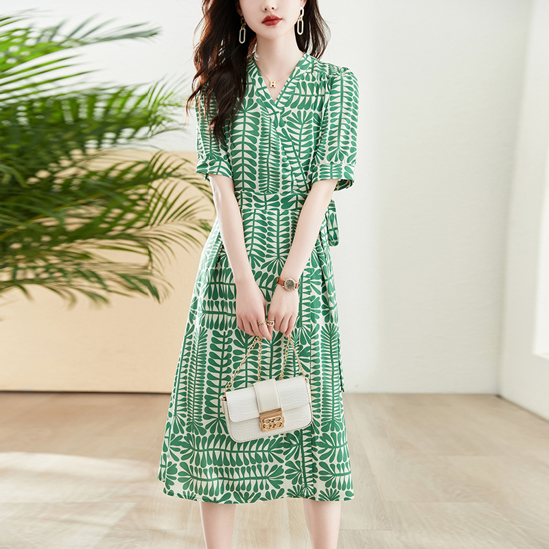 法式绿色茶歇裙女装2023夏季新款气质级感别致龄V领连衣裙