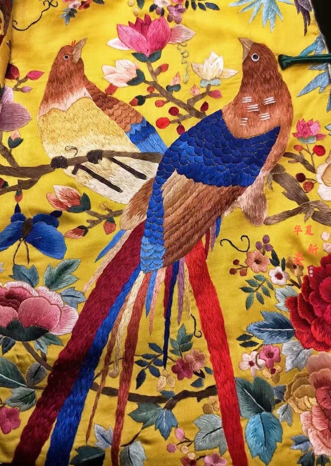 故宫紫禁城黄色真丝丝纯手工刺绣苏绣百鸟朝凤貂皮旗袍