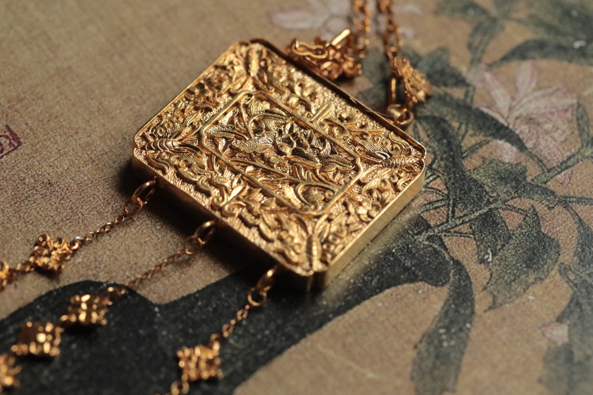 镀金錾刻缠枝蝶恋花方锁汉配饰古典首饰项链宝宝项链