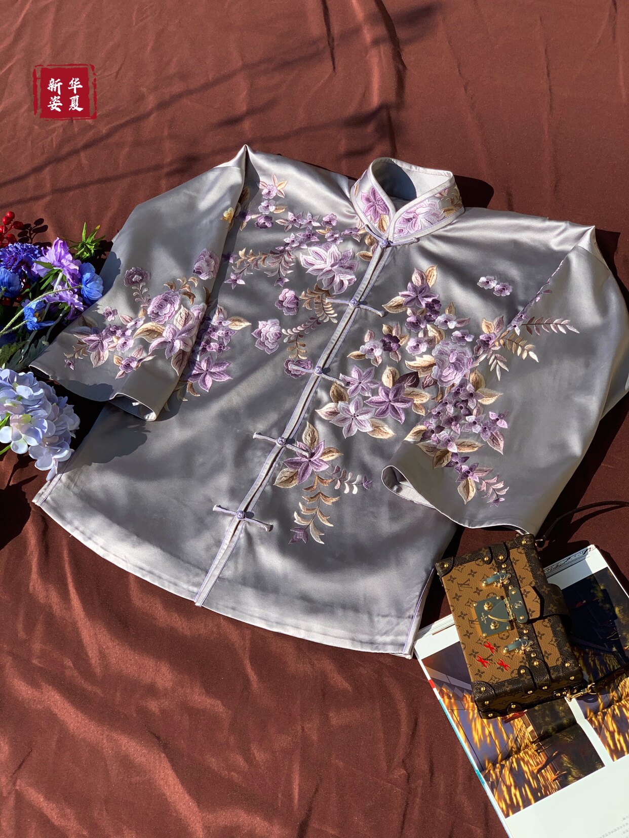 中国国风故宫紫禁城银灰色真丝丝纯手工苏绣繁花旗袍