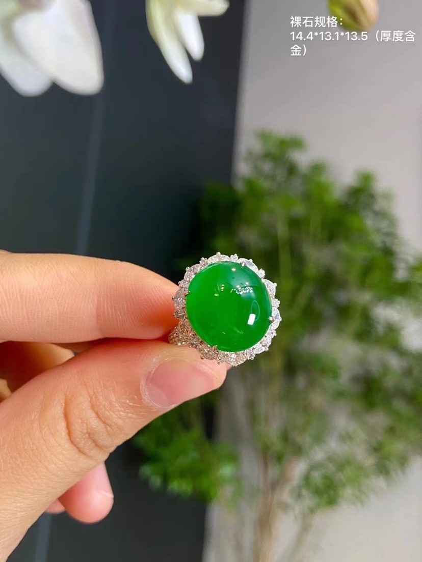 天然翡翠饱满浑圆圆的蛋面戒指精致美好上手简单戒指