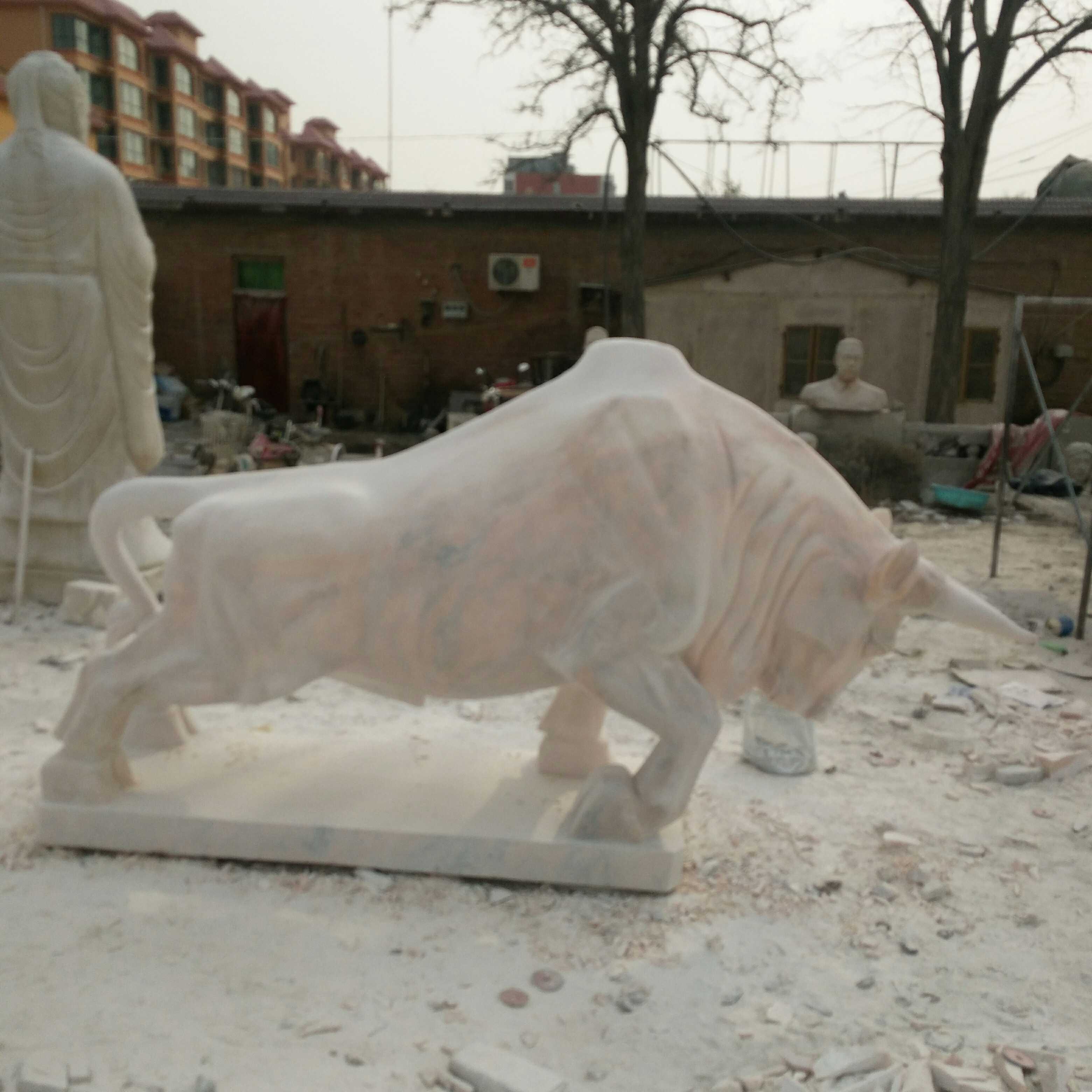 雕塑石牛石雕耕牛晚霞红劲牛园林华尔街卧牛大理石制品