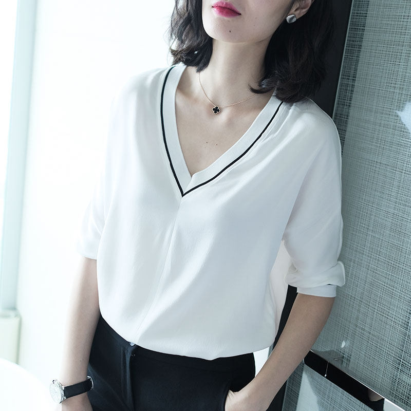 某杂志街拍时装v领上衣高品质雪纺白衬衫女设计感小众白衬衣宽松