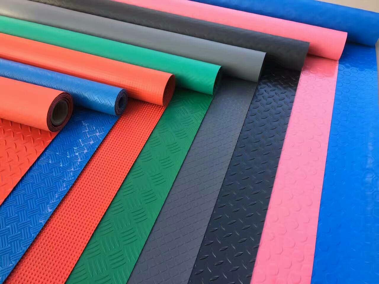 蓝色圆点pvc塑胶地板革塑料地毯防水防滑地垫楼梯卫生间车间走廊