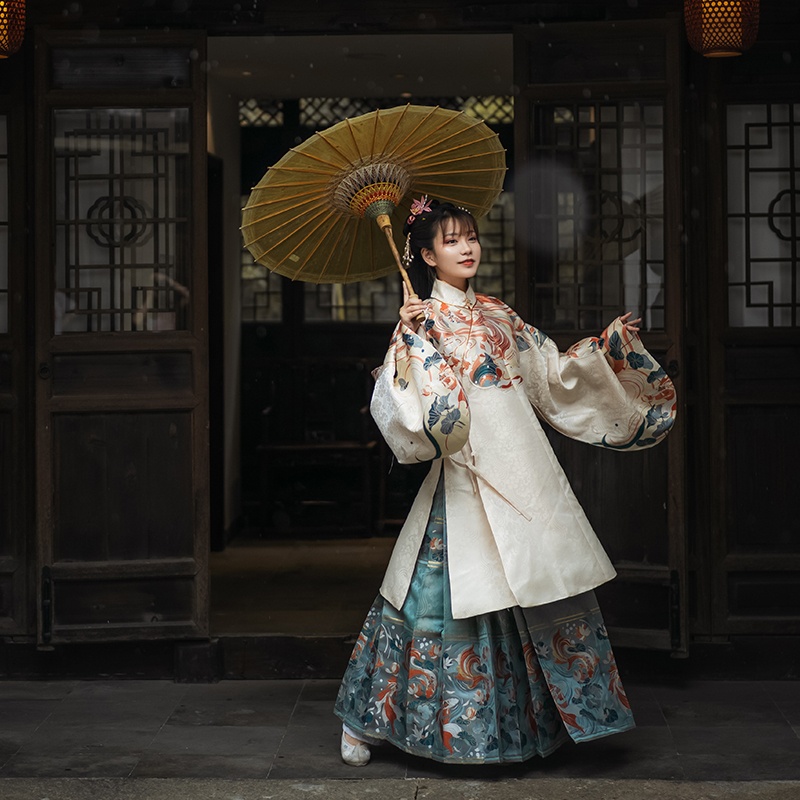 明堂拾遗汉服灵鱼画明制立领斜襟长袄仿妆花马汉服