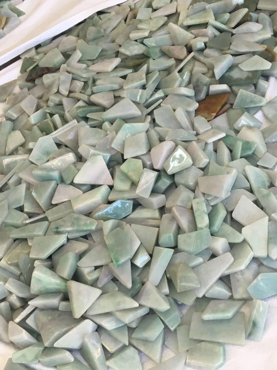 翡翠原石块料 片料 下脚料 边角料 玉吊坠 吊牌料 明料 抛光料 飘