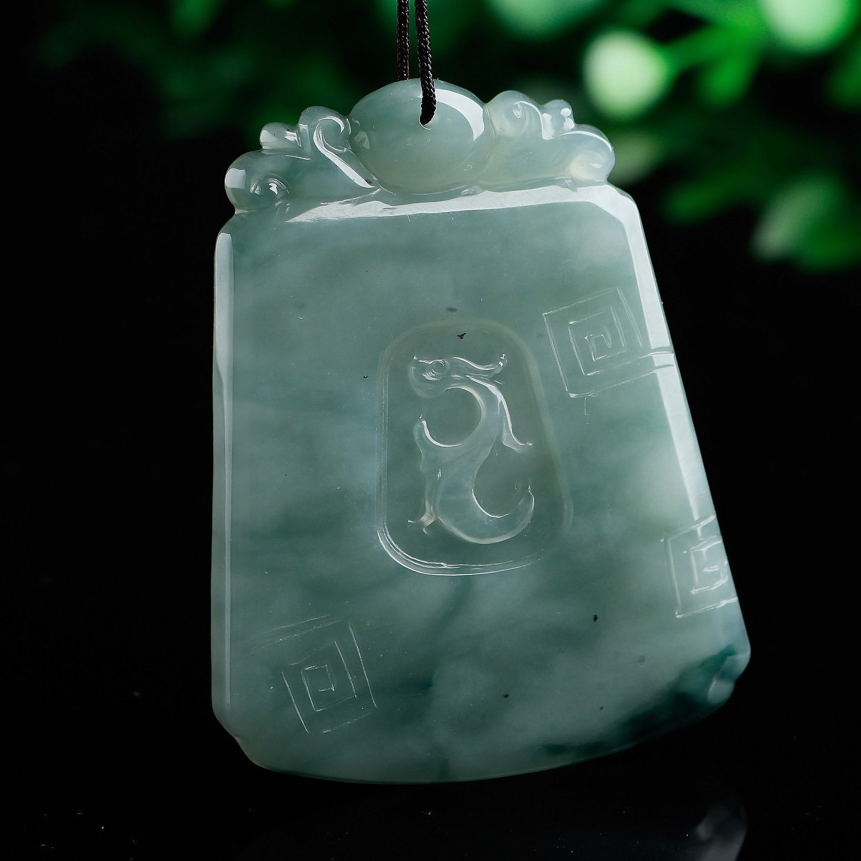 玉石缅甸货玉古龙牌玉吊坠天然飘绿颈饰