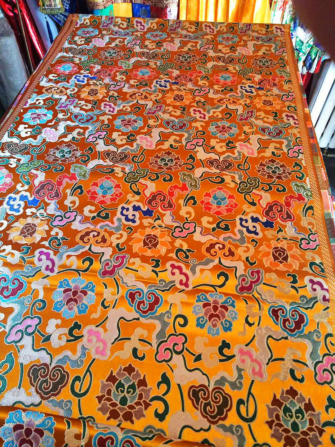 藏式黄色祥云莲花锦缎丝绸装饰佛卓支持定制海绵垫