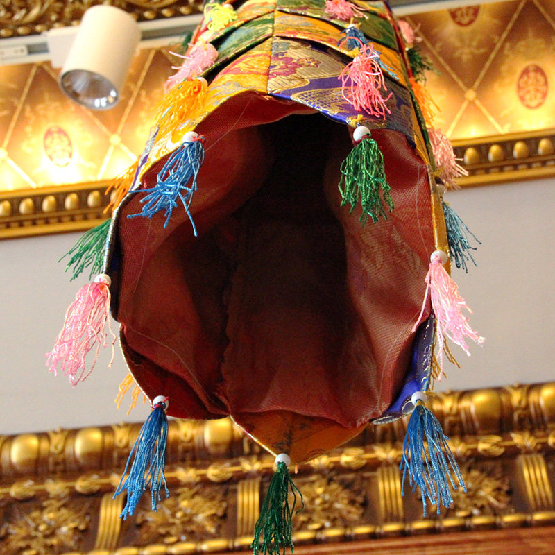 藏传佛教藏式布料佛堂装饰锦缎五彩幢幡胜利幢宝幡盖高80cm一对