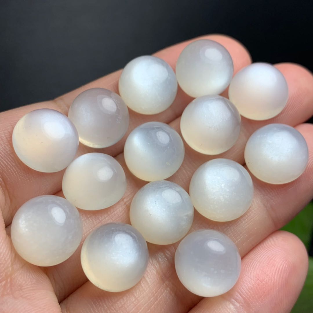 首页 下载app                          天然白月光石荧白光正圆戒面