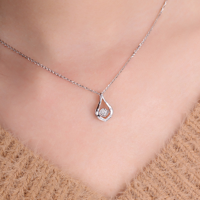 钻石世家经典爱随心动18k金钻石吊坠女群镶双倍显钻水滴