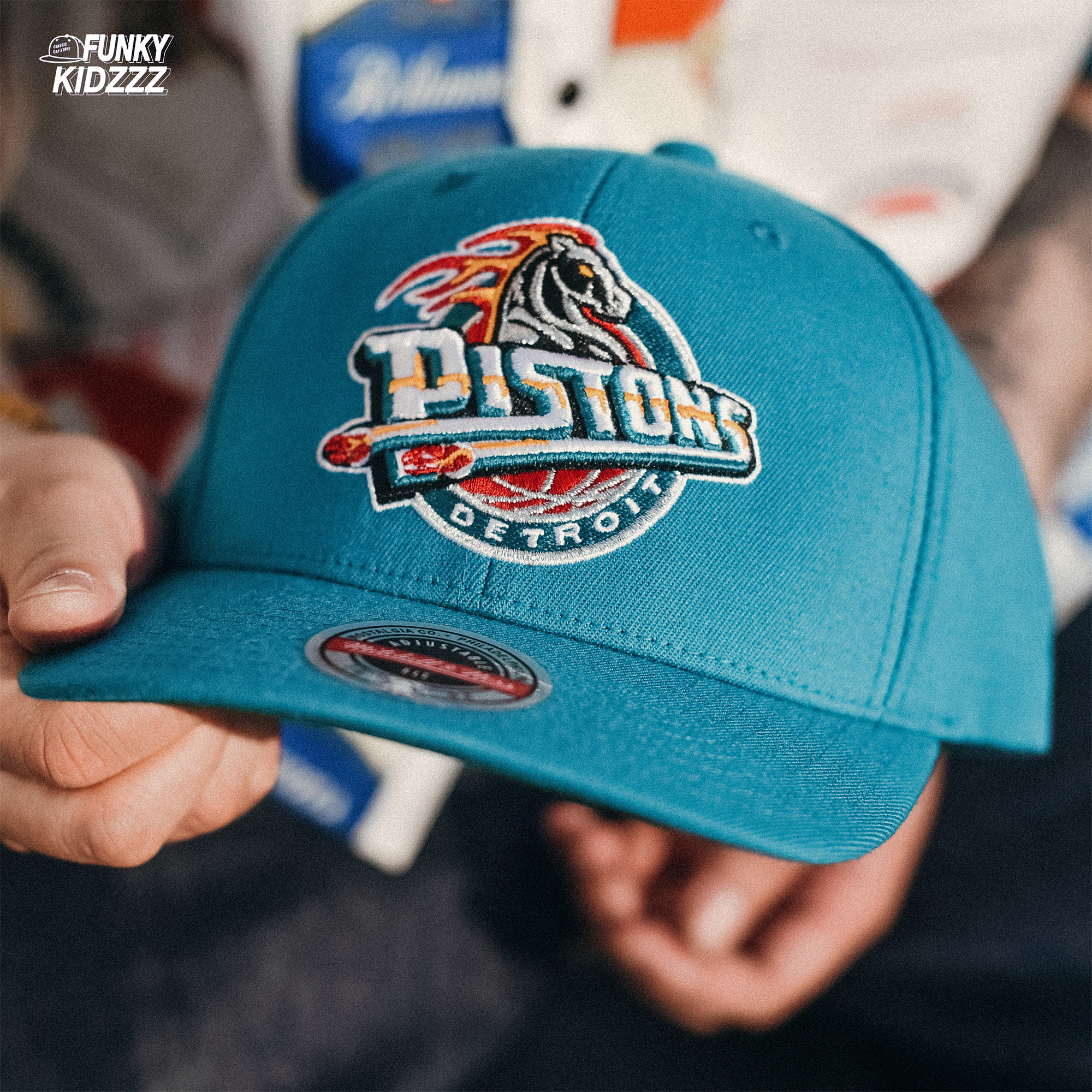 mitchellness美职篮nba底特律活塞复古logo调节微弯帽子