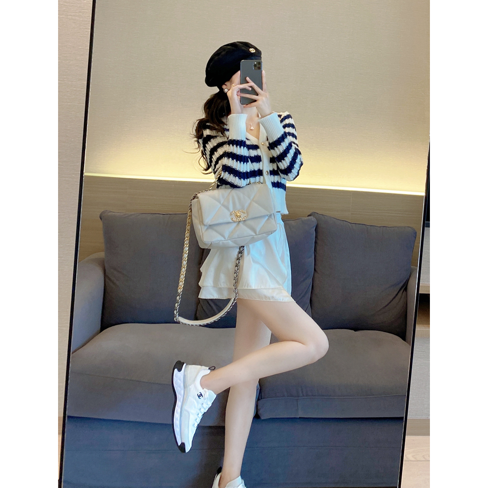 早秋新款女装2021气质小香风针织开衫洋气v领条纹毛衣短款小外套