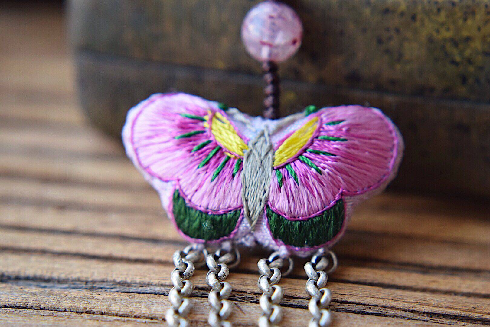 曦手苏绣手工刺绣蝴蝶蜜蜡南红铃铛胸针